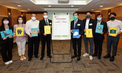 HKHS Director (Property Management) Sanford Poon (fourth from the right) signed a Safety Charter with the property management contractors to jointly promote a safe and healthy work environment. 